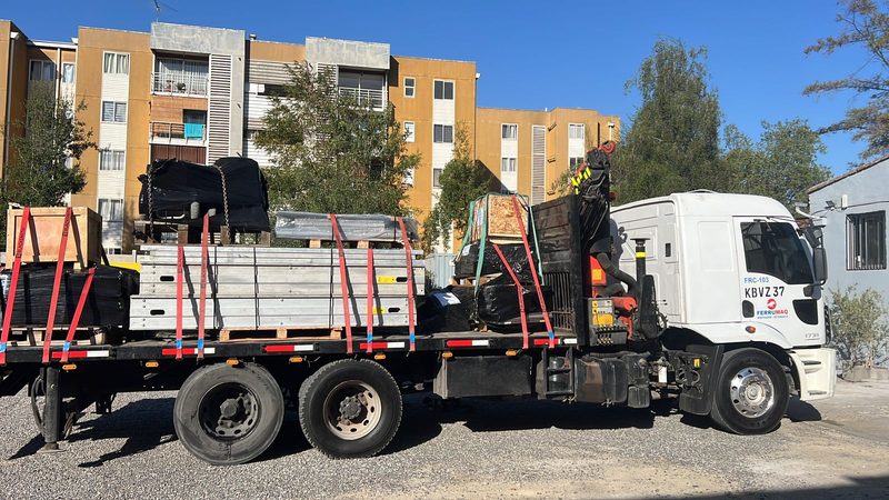 Camión pluma con equipos vulcanizadores listos para movilizarse a faena