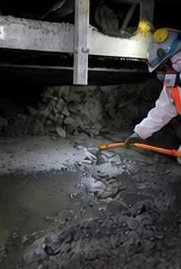 Retiro de material acumulado bajo la estructura de la correa