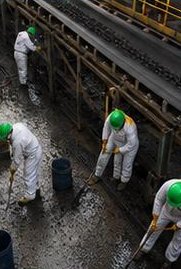 Cuadrilla de aseo industrial trabajando en área de correas