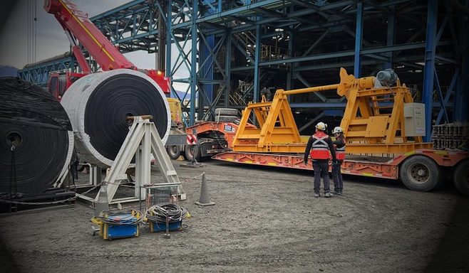 Cambio de correa transportadora con enrollador y equipos Zeus Mining en faena